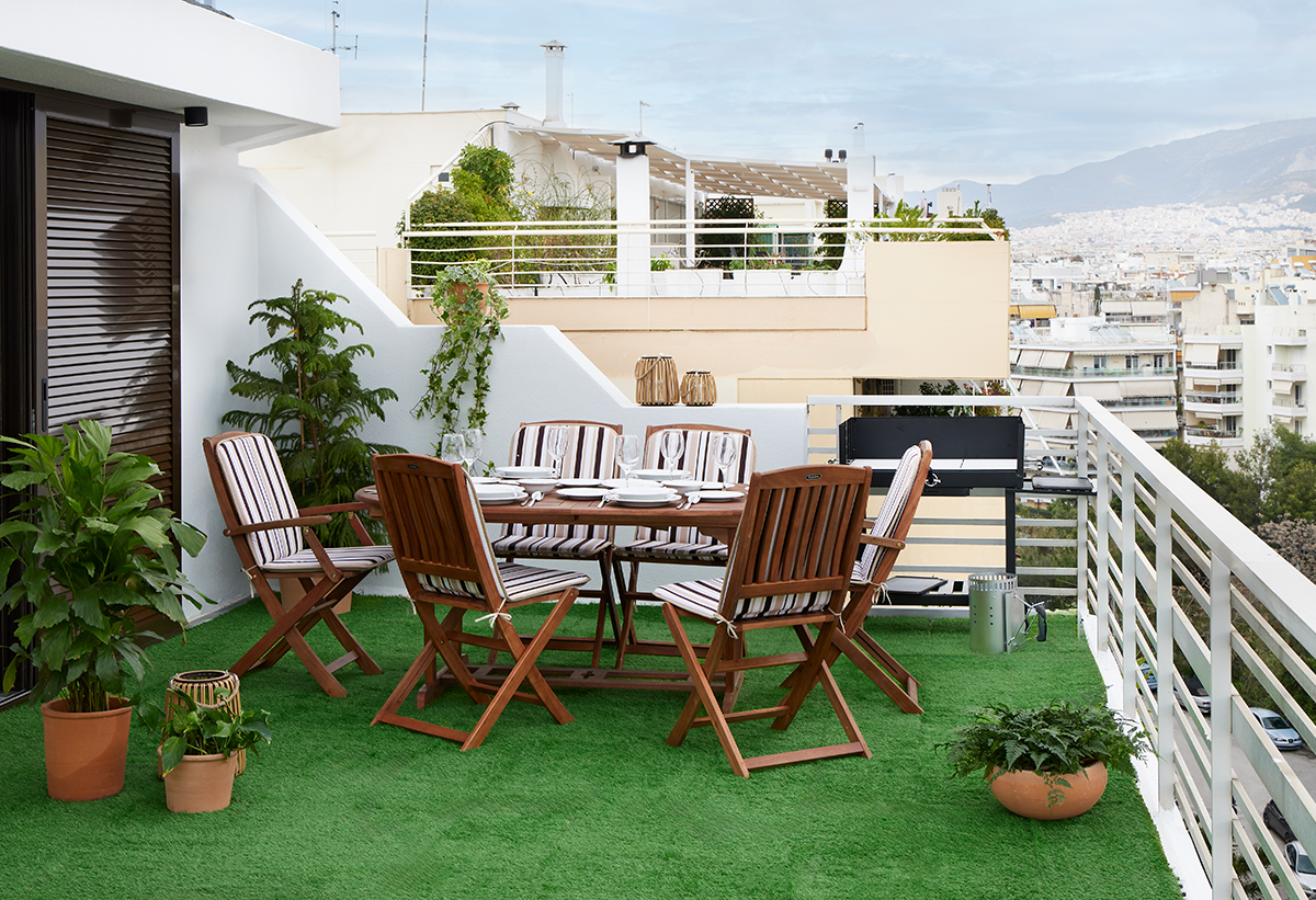 Αποικονίζονται 6 από τις πολυθρόνες, μαζί με μαξιλάρια, γύρω από ένα τραπέζι, σε κήπο.